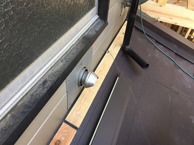 取り合い部分の雨押え板